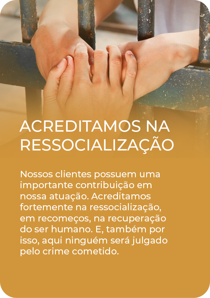 Acreditamos na ressocialização - uma mão dada a outra pessoa, entre uma grade